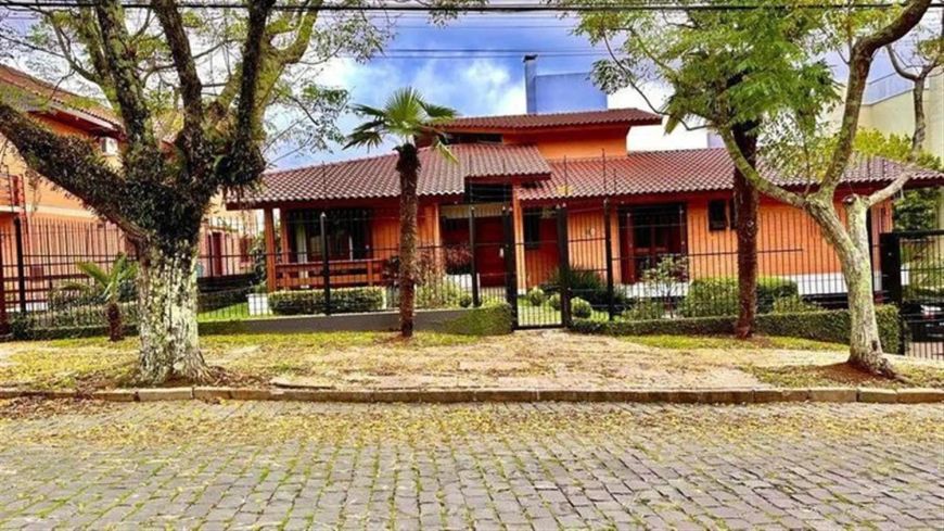 Belíssima residência em excelente localização no Bairro Cinquentenário!! Com 02 terrenos! Conta com