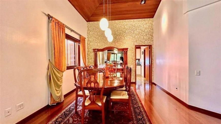 Belíssima residência em excelente localização no Bairro Cinquentenário!! Com 02 terrenos! Conta com