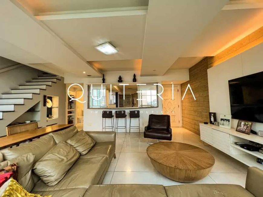 Exclusiva cobertura duplex com área externa no Leblon.