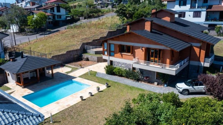 Residência alto padrão mobiliada e decorada, com 427,07m de área construída em um amplo terreno de 1