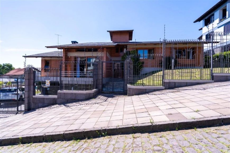 Residência alto padrão mobiliada e decorada, com 427,07m de área construída em um amplo terreno de 1