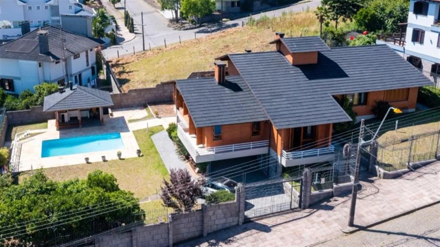 Residência alto padrão mobiliada e decorada, com 427,07m de área construída em um amplo terreno de 1