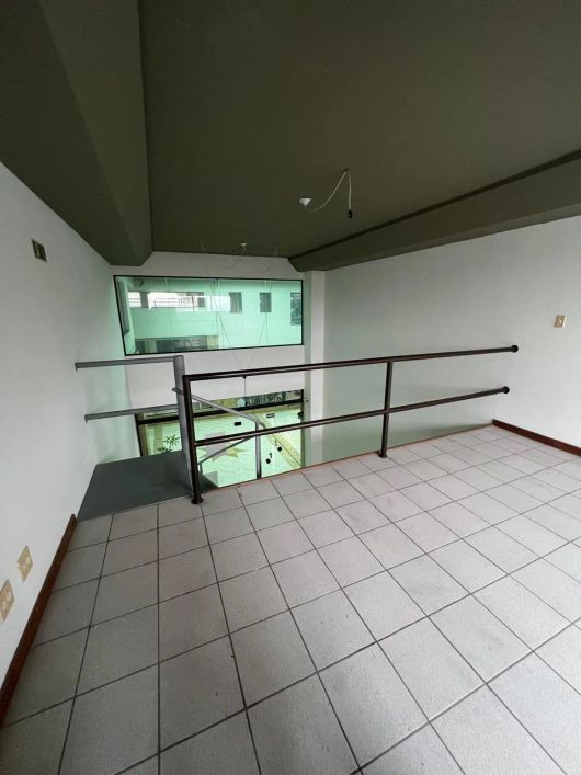 BENTOALVES aluga loja térrea c/ mezanino em galeria, bairro Pio X - Caxias do Sul - RS
