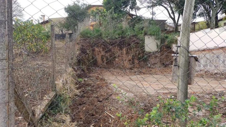 Terreno plano, pronto para construir, próximo à Avenida Rio Branco e Posto Ipiranga. Área: 11x30= 33