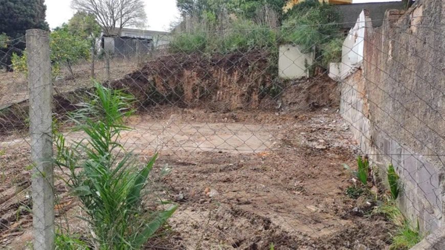 Terreno plano, pronto para construir, próximo à Avenida Rio Branco e Posto Ipiranga. Área: 11x30= 33