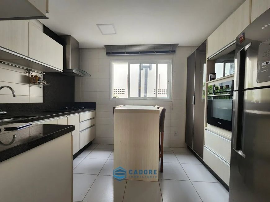 Sobrado triplex com 149m² útil no bairro Vinhedos