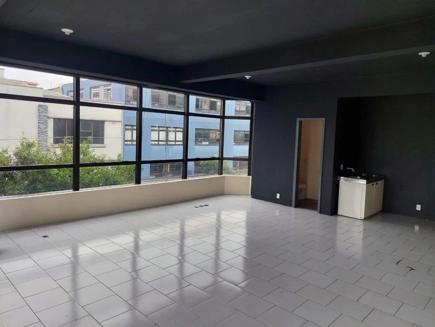 Sala Aérea em excelente localização no Centro de Caxias do Sul!! Com lavabo. Edifício conta com 02 e