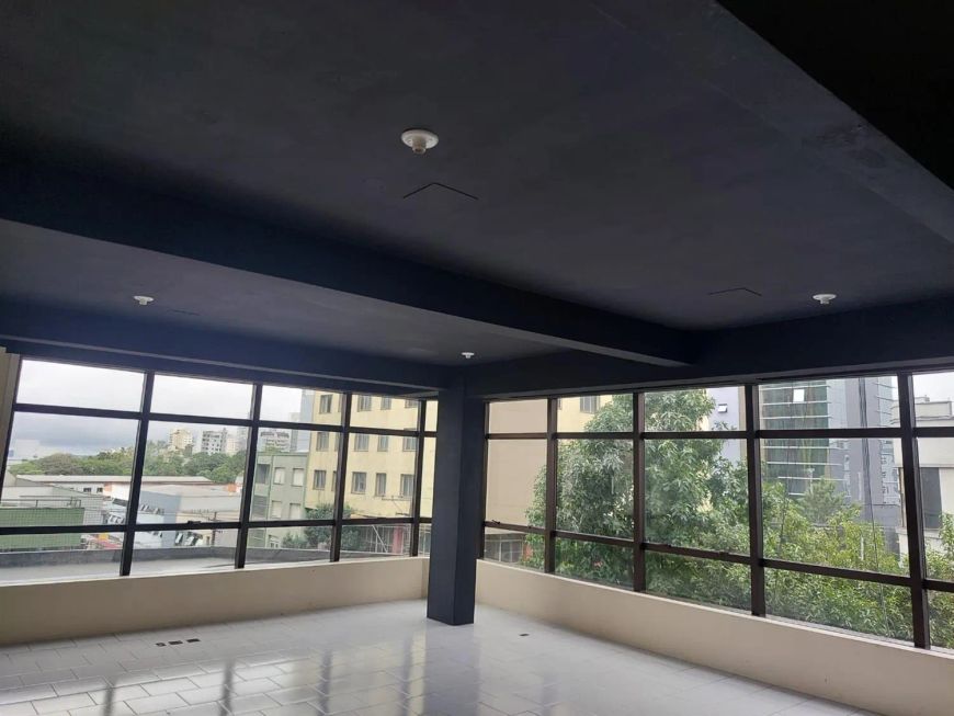 Sala Aérea em excelente localização no Centro de Caxias do Sul!! Com lavabo. Edifício conta com 02 e