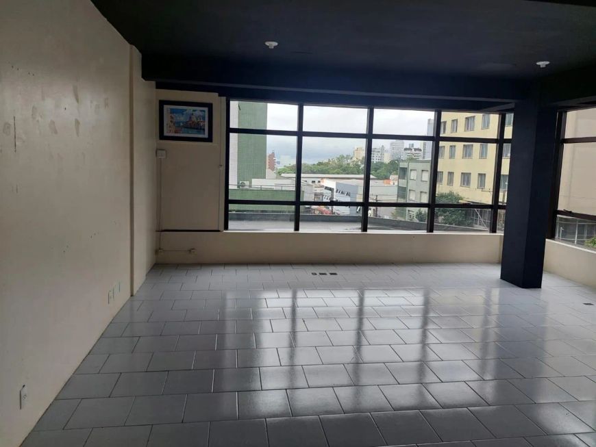 Sala Aérea em excelente localização no Centro de Caxias do Sul!! Com lavabo. Edifício conta com 02 e