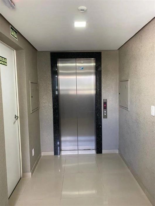 Sala aérea nova, em excelente localização, com piso porcelanato e 01 vaga de garagem. Com portaria e