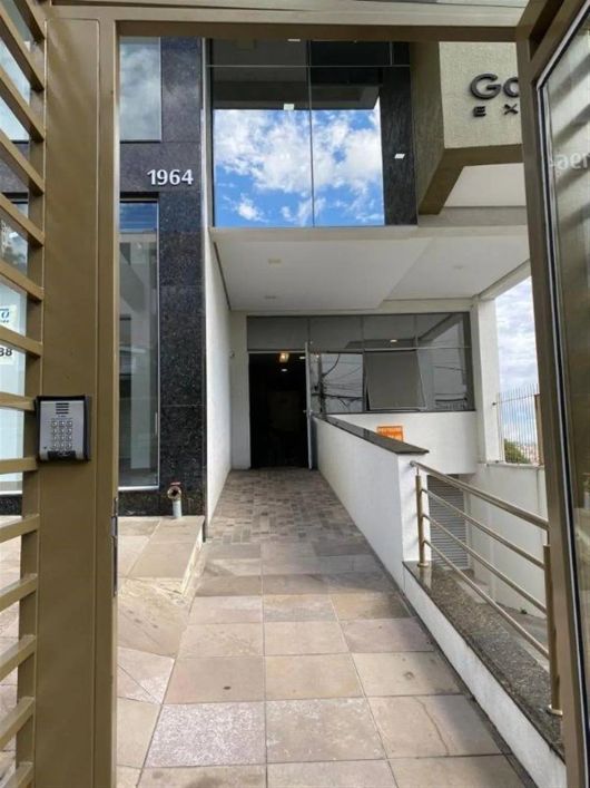 Sala aérea nova, em excelente localização, com piso porcelanato e 01 vaga de garagem. Com portaria e