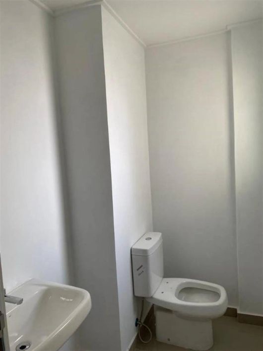 Sala aérea nova, em excelente localização, com piso porcelanato e 01 vaga de garagem. Com portaria e