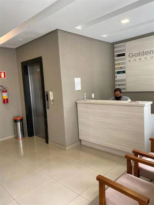 Sala aérea nova, em excelente localização, com piso porcelanato e 01 vaga de garagem. Com portaria e