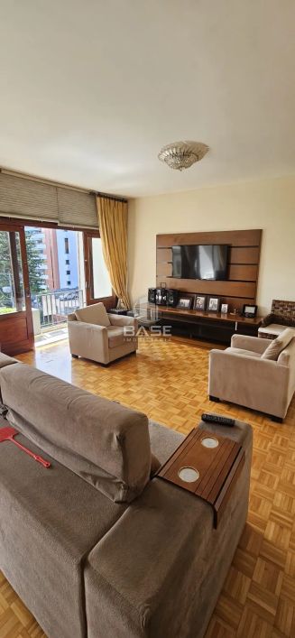 Amplo apartamento ao lado do Zaffari Exposição e junto ao parque, com 3 dormitórios, 2 banheiros soc