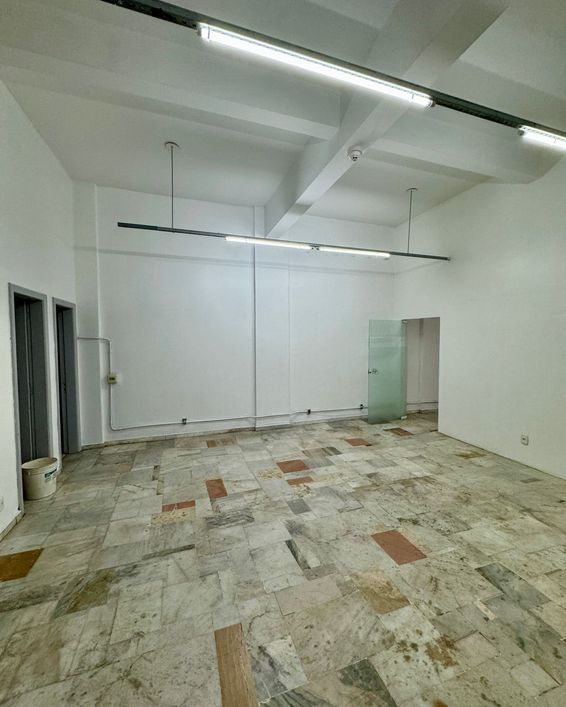 BENTOALVES aluga loja térrea, em galeria, próximo Praça, no Centro - Caxias do Sul - RS