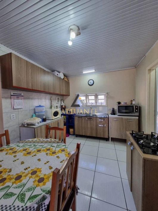 Encantadora casa com pátio localizada no Bairro Desvio Rizzo