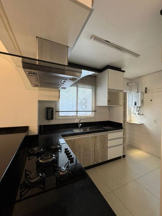 Apartamento semi mobiliado, frente norte, em excelente localização, no Villagio