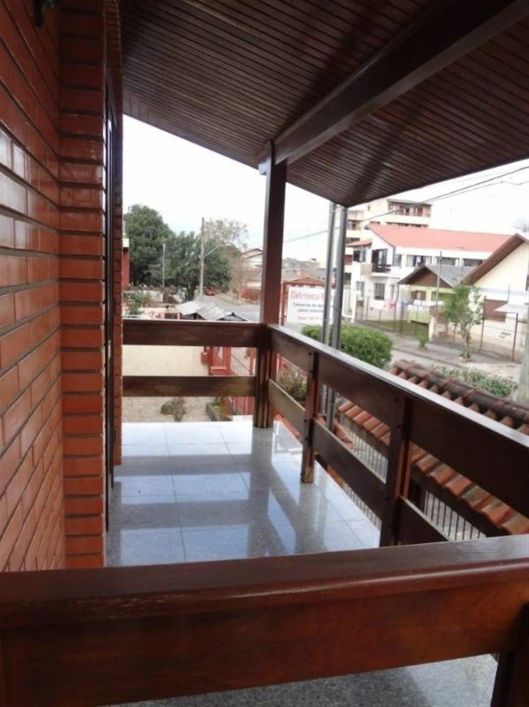 Excelente casa com 03 dormitórios (sendo 01 suíte), sala para 02 ambientes, sacada, cozinha, área de