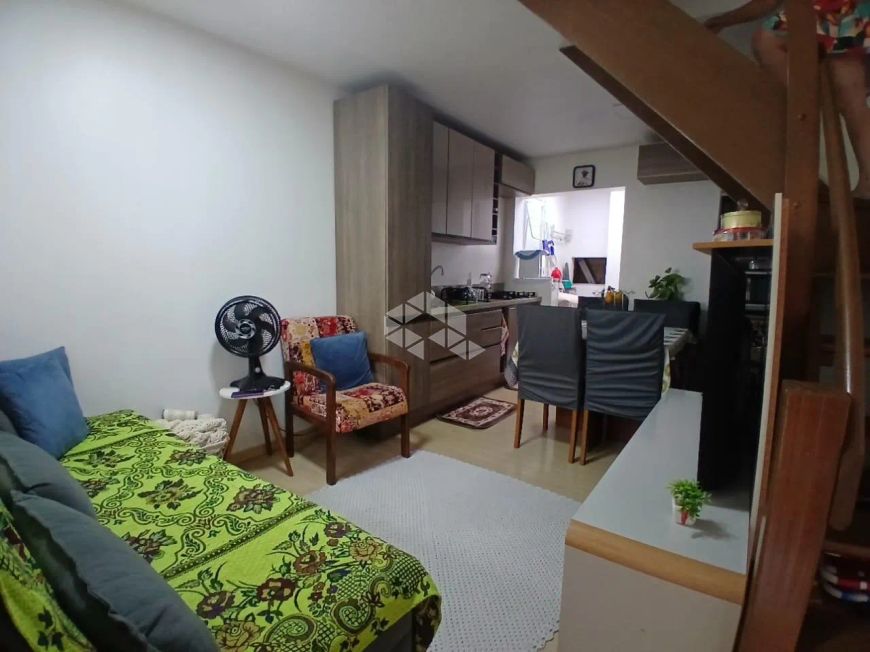 Sobrado com 50m em condomínio fechado com uma vaga de garagem coberta no bairro Desvio Rizzo.