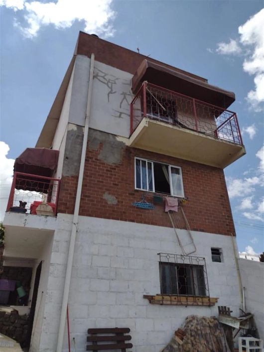 Ótima casa no Bairro Kayser! Com 02 suítes, hall de entrada, sala para 02 ambientes, lareira, sacada