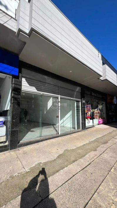Sala Térrea São 150m² de área total &amp;amp;#10004;2 banheiros &amp;amp;#10004;Piso em cerâmica &amp;amp;#10004