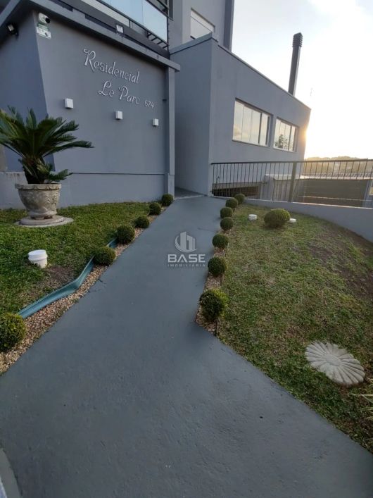 Localizado no bairro Santa Corona, em Caxias do Sul, este apartamento de 2 dormitórios, sendo um com