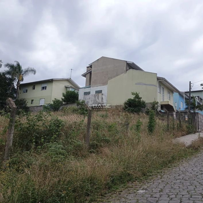 Localizado no bairro Lot. Treviso, em Caxias do Sul/RS, este terreno em pouco aclive oferece uma exc