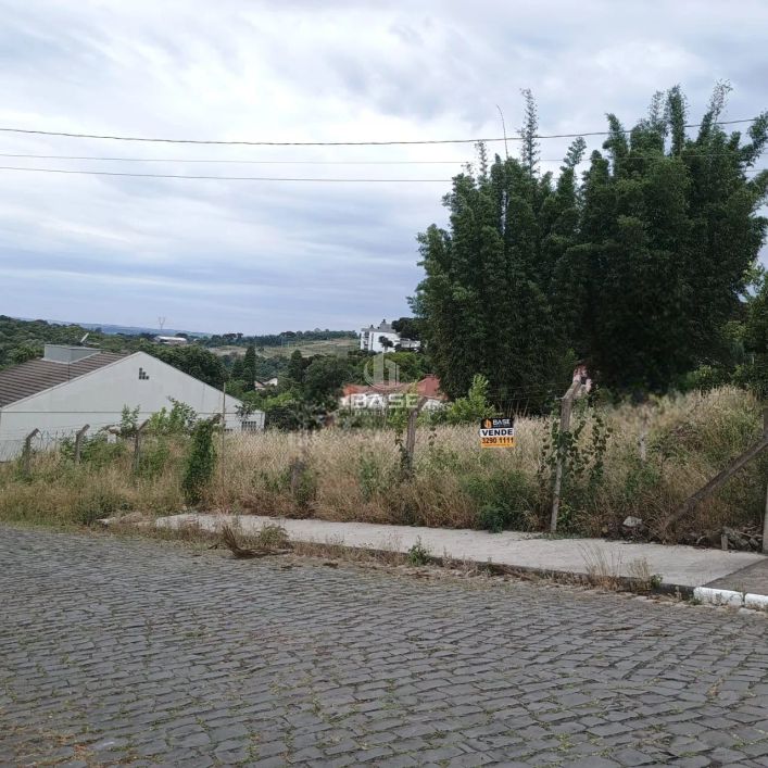 Localizado no bairro Lot. Treviso, em Caxias do Sul/RS, este terreno em pouco aclive oferece uma exc