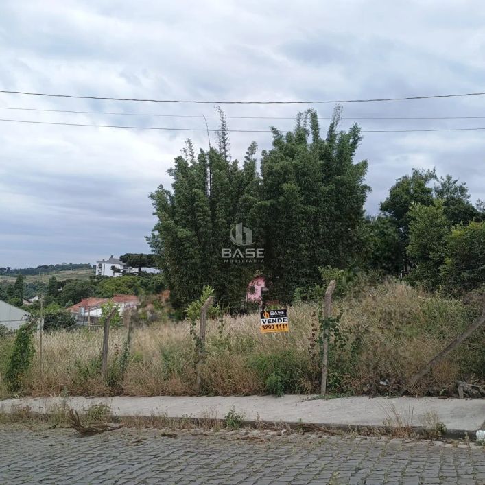 Localizado no bairro Lot. Treviso, em Caxias do Sul/RS, este terreno em pouco aclive oferece uma exc