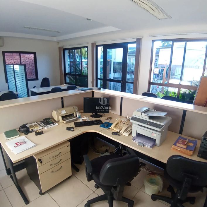 Casa Comercial, totalmente mobiliada, 3 lavabos, 3 splits, salão de festas com churrasqueira, pátio