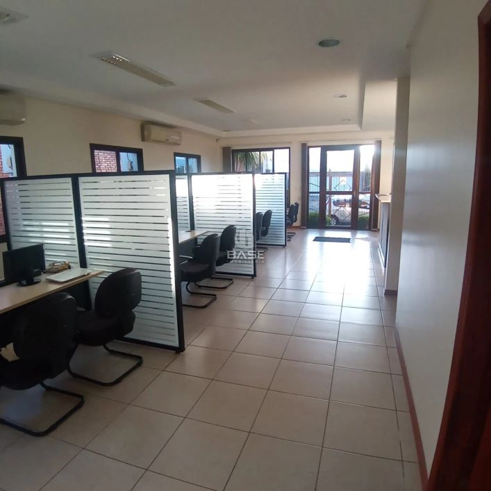 Casa Comercial, totalmente mobiliada, 3 lavabos, 3 splits, salão de festas com churrasqueira, pátio