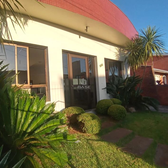 Casa Comercial, totalmente mobiliada, 3 lavabos, 3 splits, salão de festas com churrasqueira, pátio