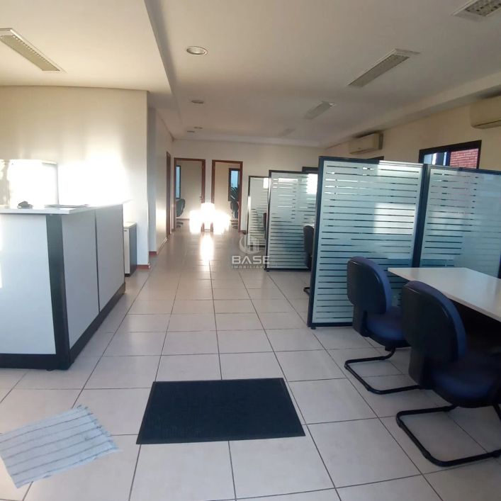 Casa Comercial, totalmente mobiliada, 3 lavabos, 3 splits, salão de festas com churrasqueira, pátio