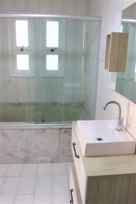 Apartamento com 03 dormitórios (sendo 01 suíte com hidro), sala para 02 ambientes, cozinha, churrasq