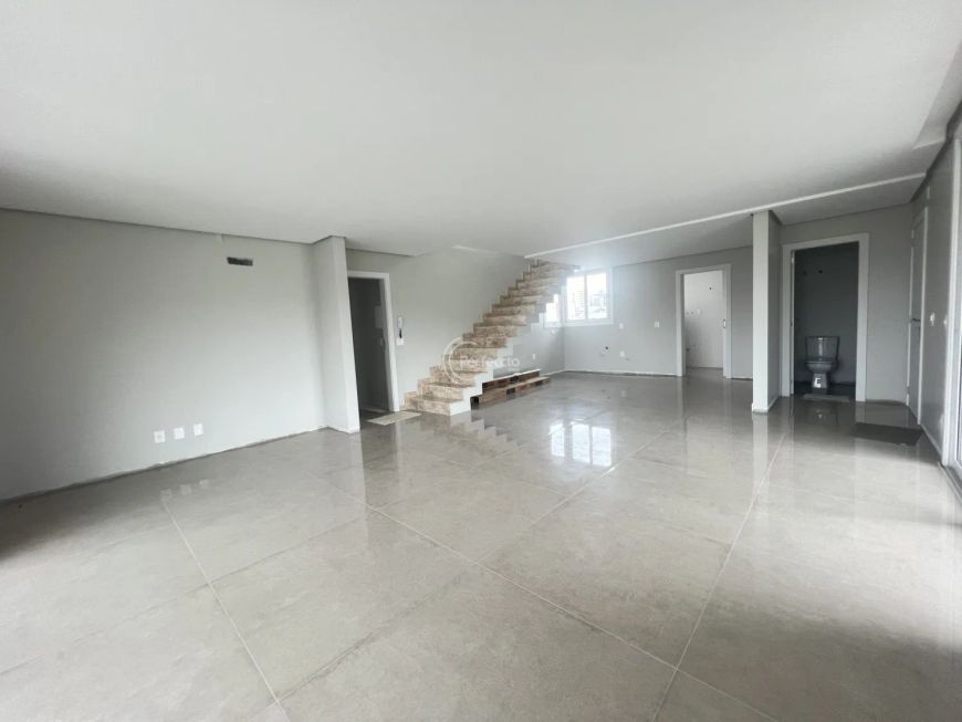Cobertura duplex de esquina, são três suítes, duas salas de estar e jantar, duas cozinhas com duas c