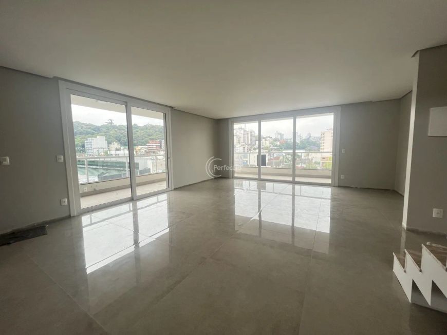 Cobertura duplex de esquina, são três suítes, duas salas de estar e jantar, duas cozinhas com duas c