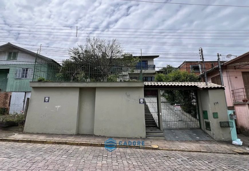Casa com três dormitórios, bairro Floresta