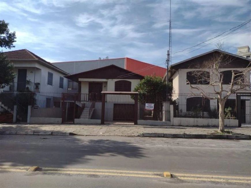 Excelente residência com 05 dormitórios, sala para 02 ambientes, cozinha, área de serviço, churrasqu