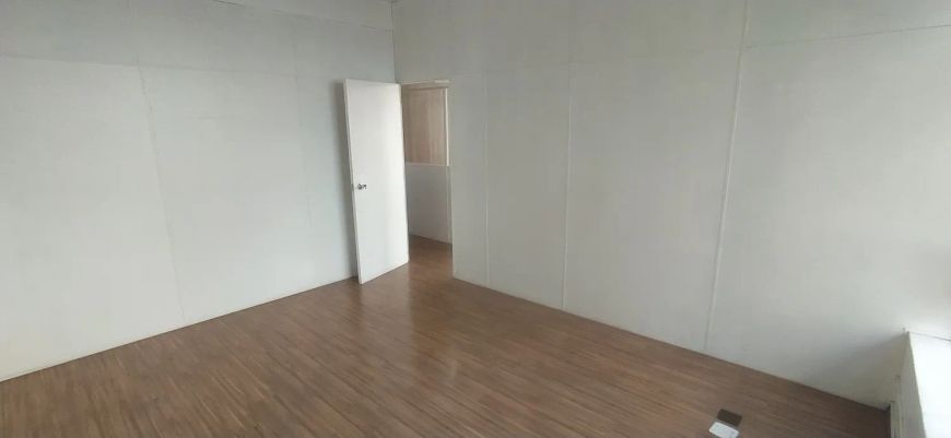 Sala aérea em excelente localização no Centro de Caxias do Sul! Conta com sala de recepção e lavabo.