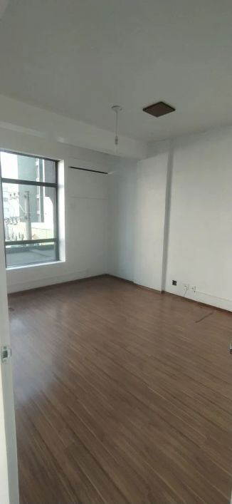 Sala aérea em excelente localização no Centro de Caxias do Sul! Conta com sala de recepção e lavabo.
