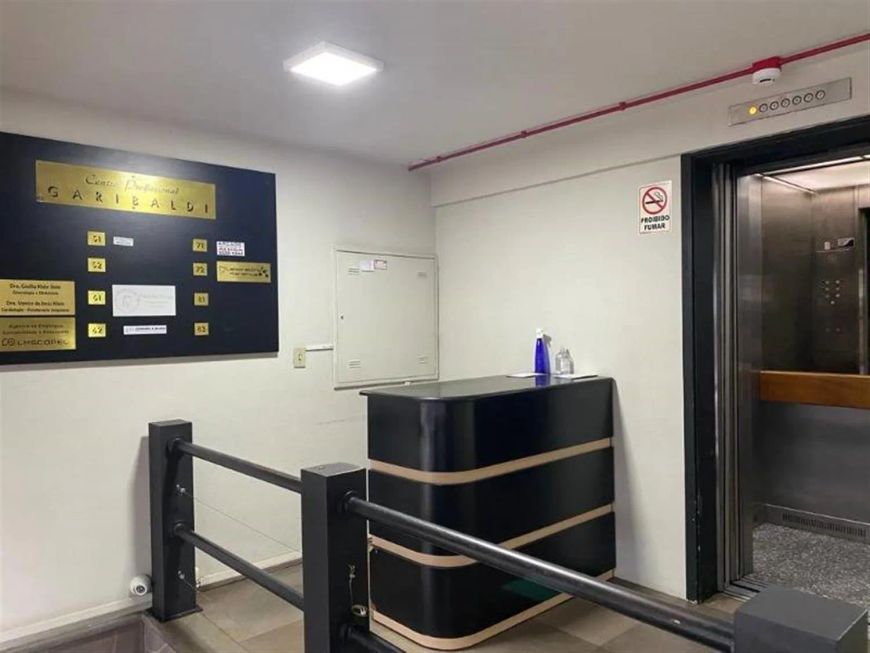 Excelente sala aérea no Centro! Com banheiro social. Edifício com elevador. Área privativa: 47,05m.