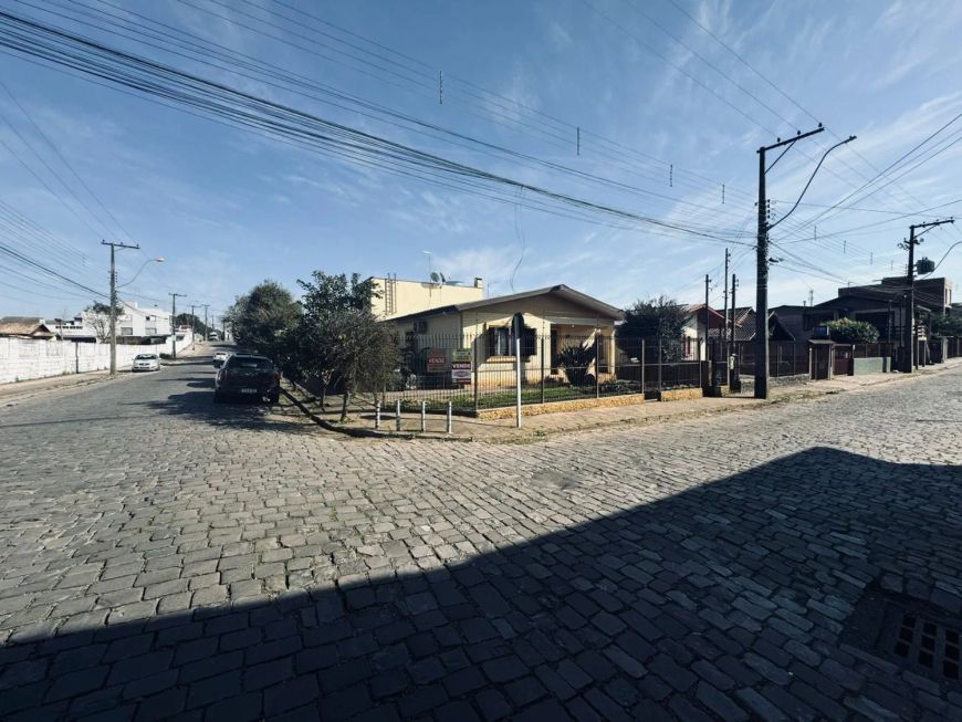 Excelente Residência de esquina no Bairro Desvio Rizzo! Conta com 04 dormitórios (sendo 01 suíte), h
