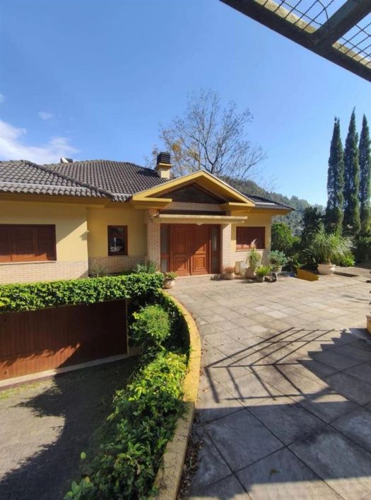Excelente e ampla casa semimobiliada em Galópolis!! Com 04 dormitórios (sendo 01 suíte master com hi