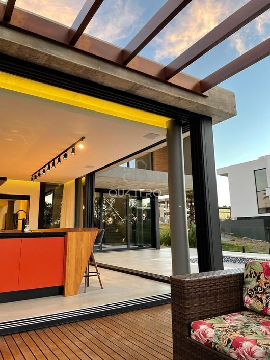 Magnífica casa em condomínio, mobiliada, decorada e equipada!