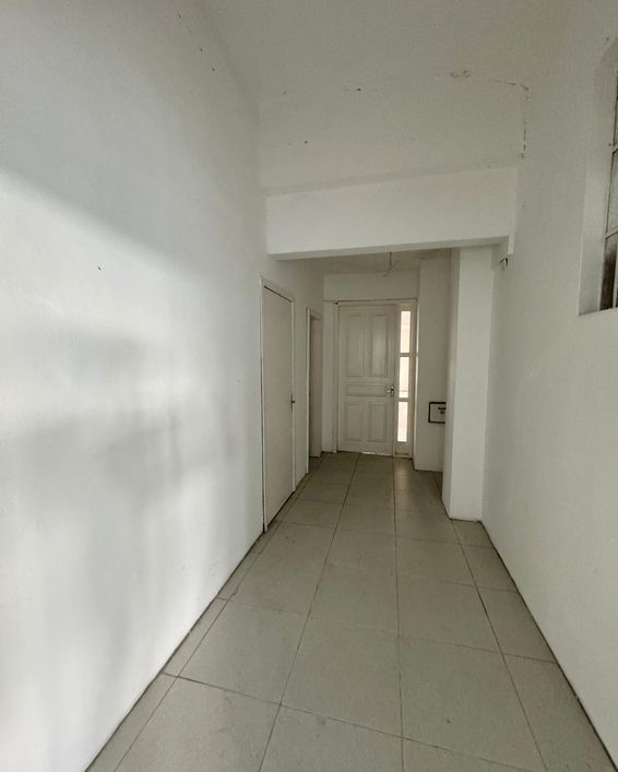 BENTOALVES aluga sala aérea de frente, ampla, com sacada, no centro de Caxias do Sul-RS