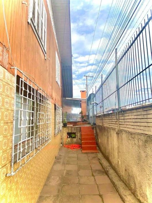 Excelente localização! Terreno plano próximo de farmácias, mercados, padarias e hospitais. *Casa sem