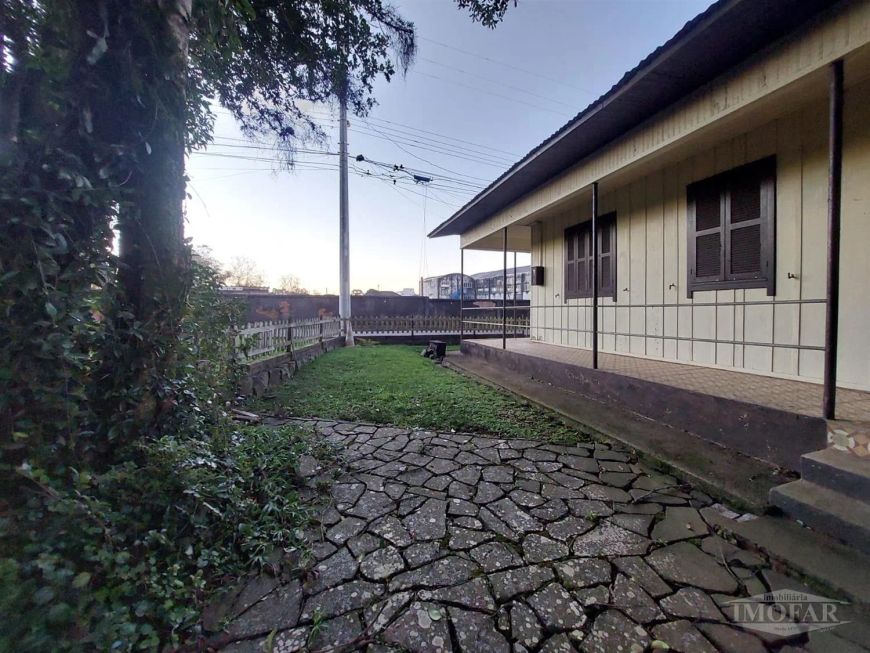 Terreno localizado na bairro Forqueta, com uma casa de madeira sem valor comercial. Área do terreno
