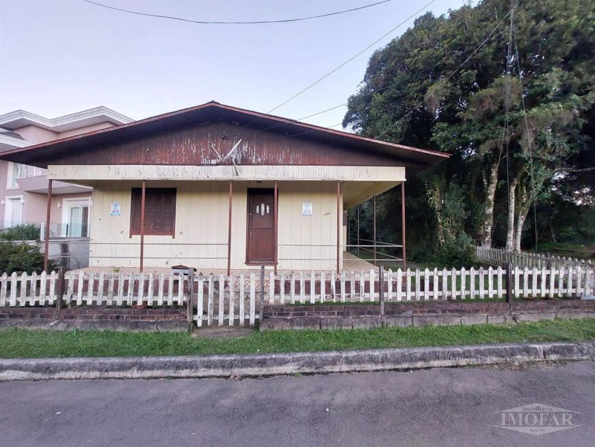 Terreno localizado na bairro Forqueta, com uma casa de madeira sem valor comercial. Área do terreno