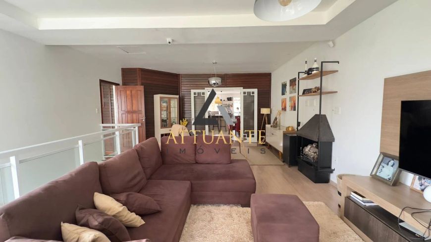 Ampla casa com pátio no Bairro Desvio Rizzo