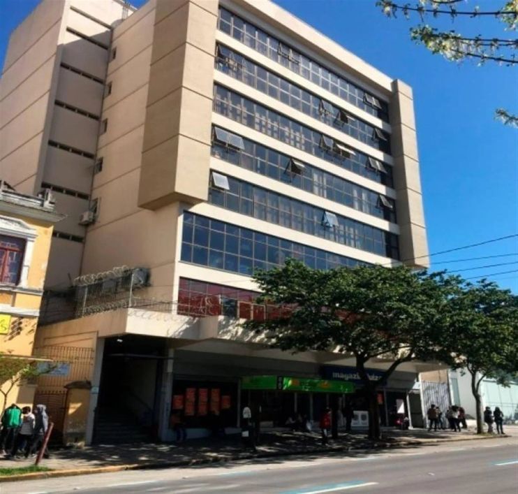 Prédio comercial com portaria! Sala comercial de ensolarada (posição solar norte) com 02 ambientes: